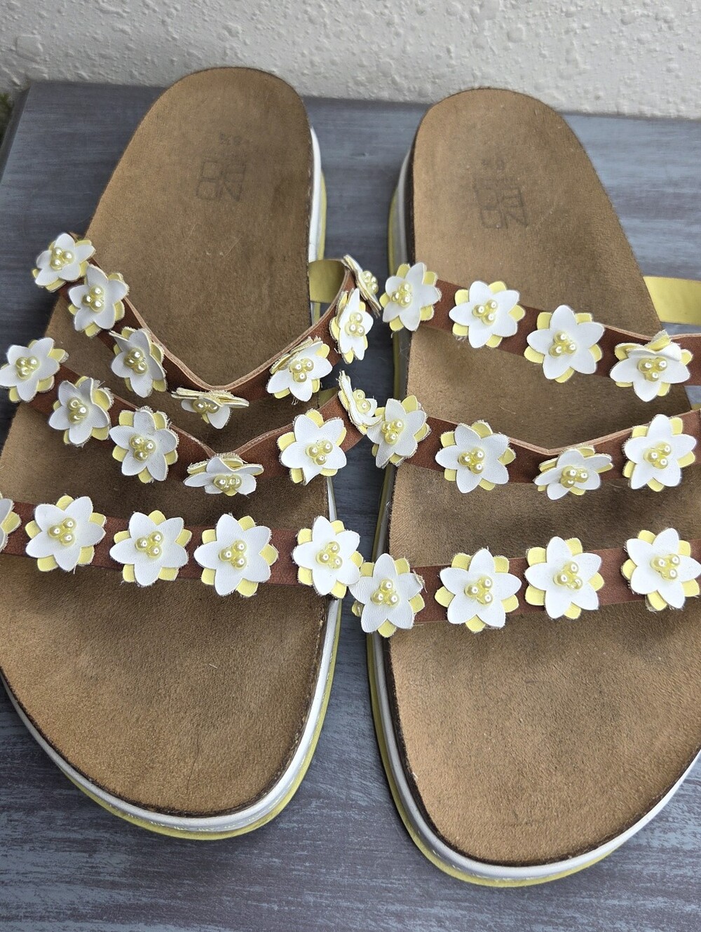 No Boundaries Women’s Floral White & Yellow Chunky Slide Sandals Size 8.5